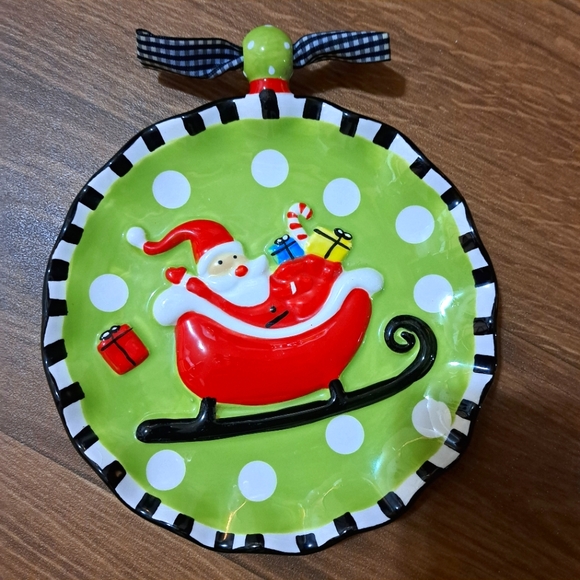 Mud Pie Santa in Sled Scalloped Decorative Plate - Picture 1 of 4